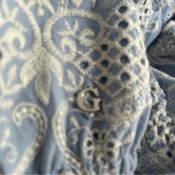 ➕Guess Light Blue crop shirt with ivory embroidery Large. NWOT - Picture 7 of 11